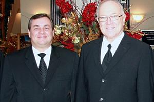 Bezirksapostelhelfer Leonard Kolb (links) und Bezirksapostel Richard Freund (Foto: NAC USA)