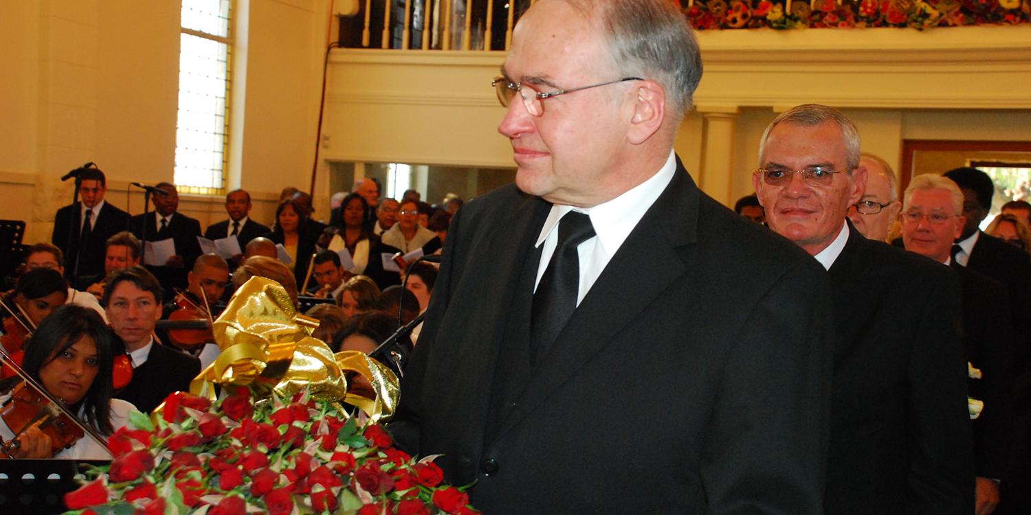 Chief Apostle Leber carries flowers to the altar (Photo: NAC SEA)