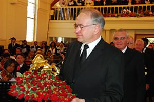 L’apôtre-patriarche Leber porte des fleurs à l’autel (Photo : NAC SEA)