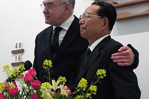 L’évêque Ho Suh est admis solennellement à la retraite