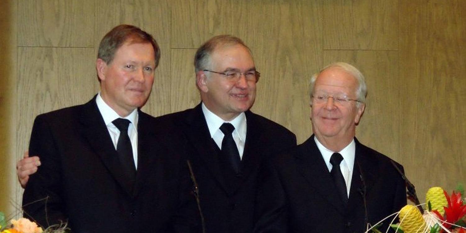 Stammapostel Leber mit Bezirksapostel Fehlbaum (links) und Bezirksapostel Armin Studer (Foto: NAK Schweiz)