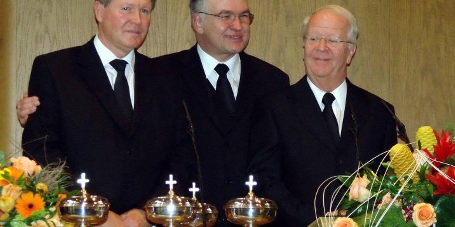L’apôtre-patriarche Leber entouré de l‘apôtre de district Fehlbaum (à gauche) et l’apôtre de district Armin Studer (Photo : ENA Suisse)