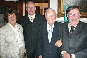 Die Eheleute Gerda und Werner Kuhlen mit Stammapostel Wilhelm Leber und Bezirksapostel i.R. Hermann Engelauf (Foto: A. Brinkmann)