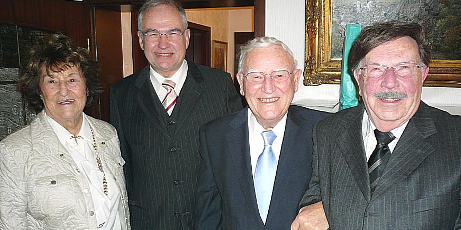 Die Eheleute Gerda und Werner Kuhlen mit Stammapostel Wilhelm Leber und Bezirksapostel i.R. Hermann Engelauf (Foto: A. Brinkmann)