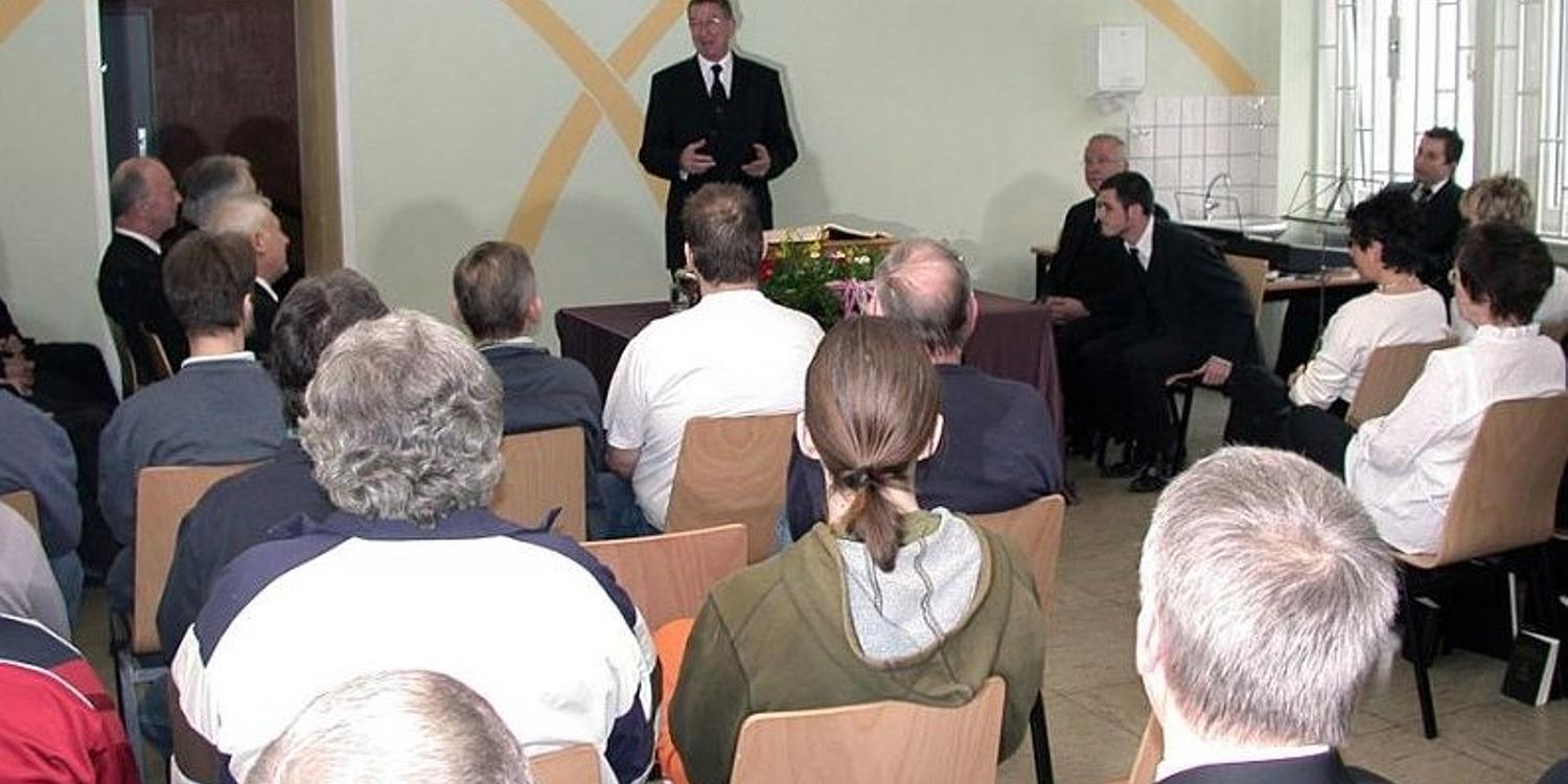 Bezirksapostel Armin Brinkmann am Altar in der JVA Bochum (Foto: NAK NRW)