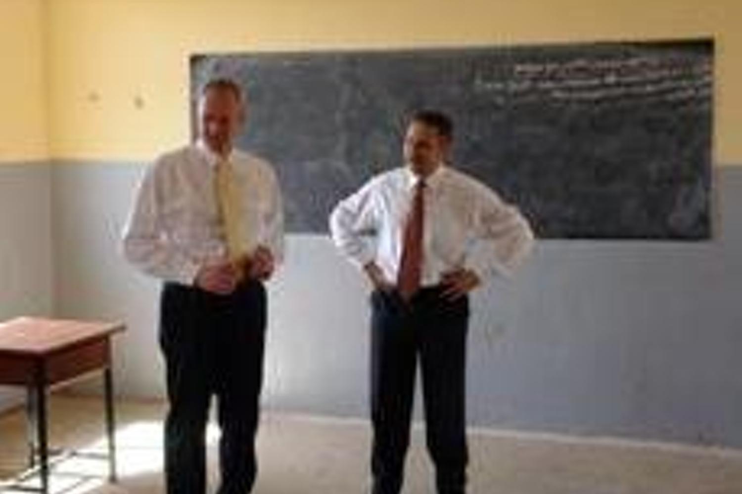 Bezirksapostel Ehrich und Apostel Bauer besichtigen einen Klassenraum (Fotos: NAK Süd)