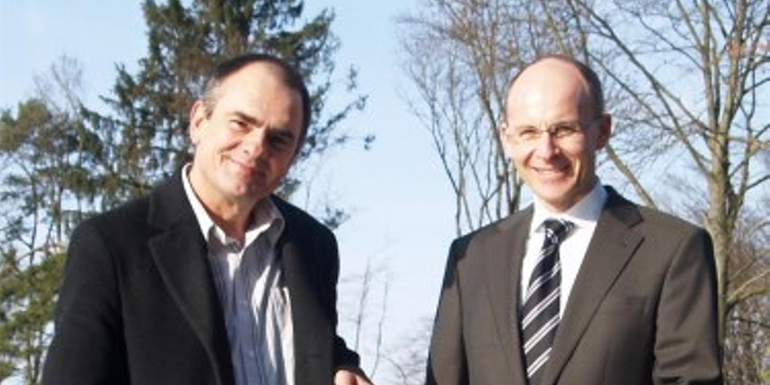 Geschäftsleiter Gregor Stöckli (links) empfängt den Scheck von Bezirksevangelist Ruedi Fässler, Vorsteher der Gemeinde Stäfa (Foto: NAK Schweiz)