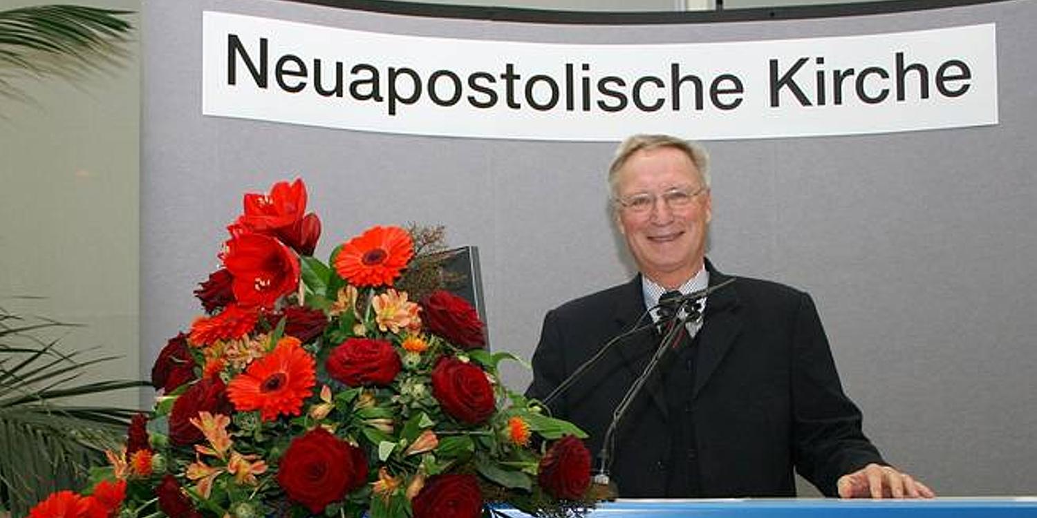 Information evening in Zurich: District Apostle Hagen Wend presents the self image of the New Apostolic Church (photo: NACI)