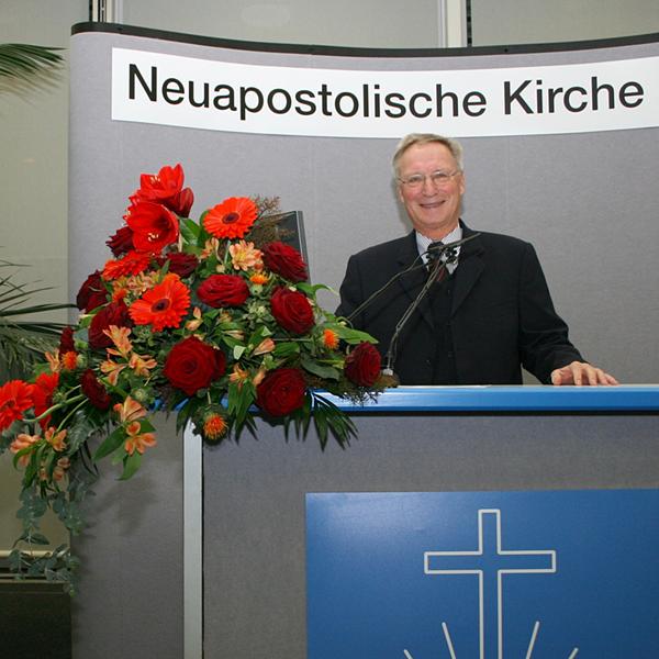 Informatiosnabend Zürich: Bezirksapostel Hagen Wend trägt das Selbstbild der Neuapostolischen Kirche vor (Foto: NAKI)