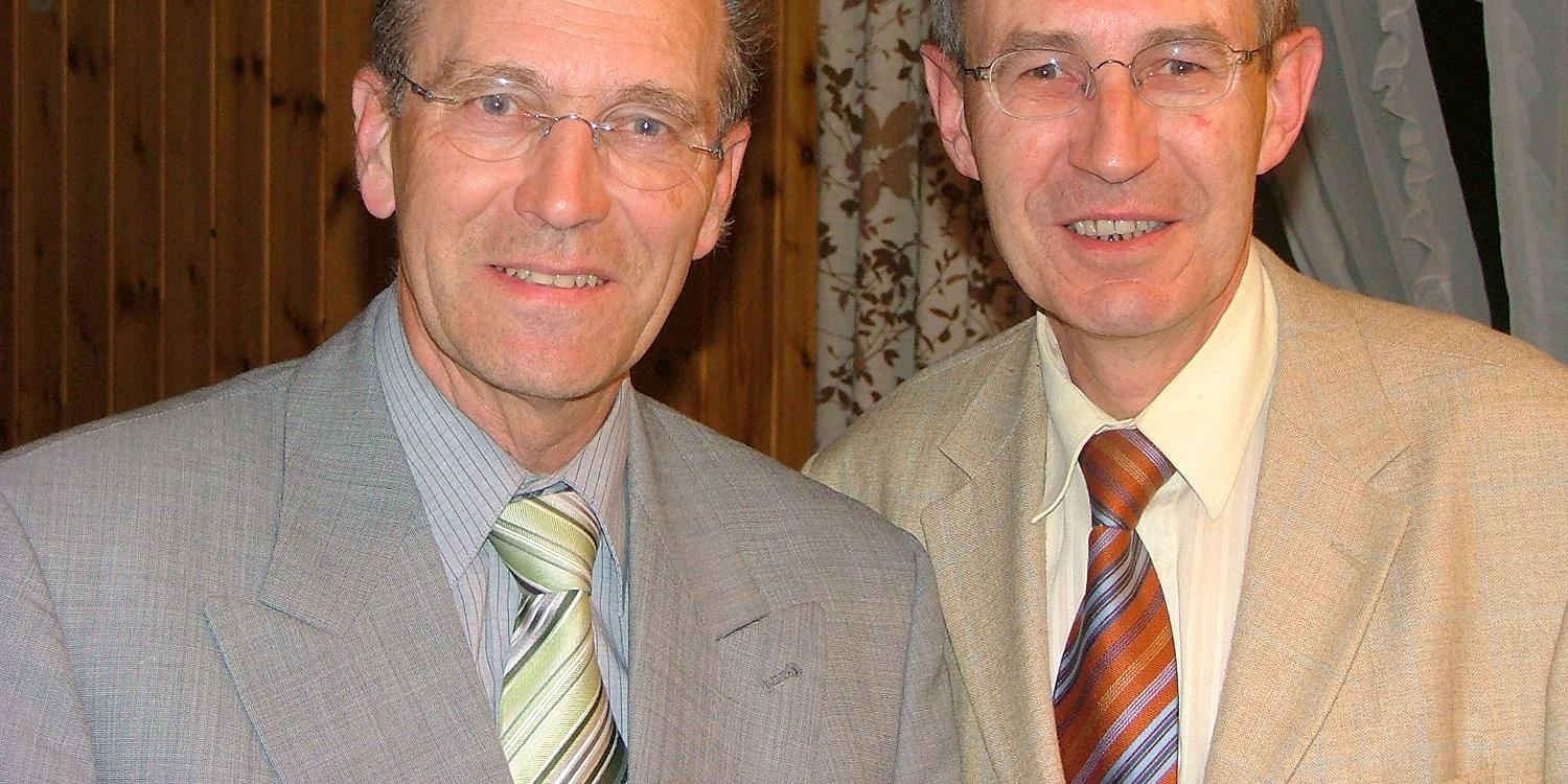 Bischof Jean-François Perret (links) tritt Mitte Juni in den Ruhestand. Als Nachfolger ist der Bezriksälteste Jean-Jacques Hildbrand vorgesehen. (Foto: NAK Schweiz)