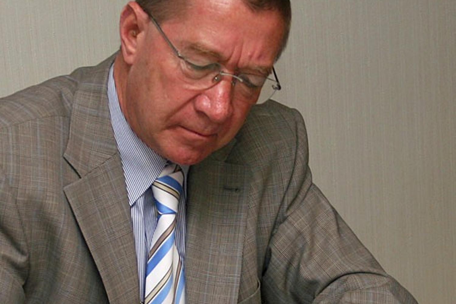 District Apostle Armin Brinkmann signs on as shareholder representative (photos: F. Schuldt)