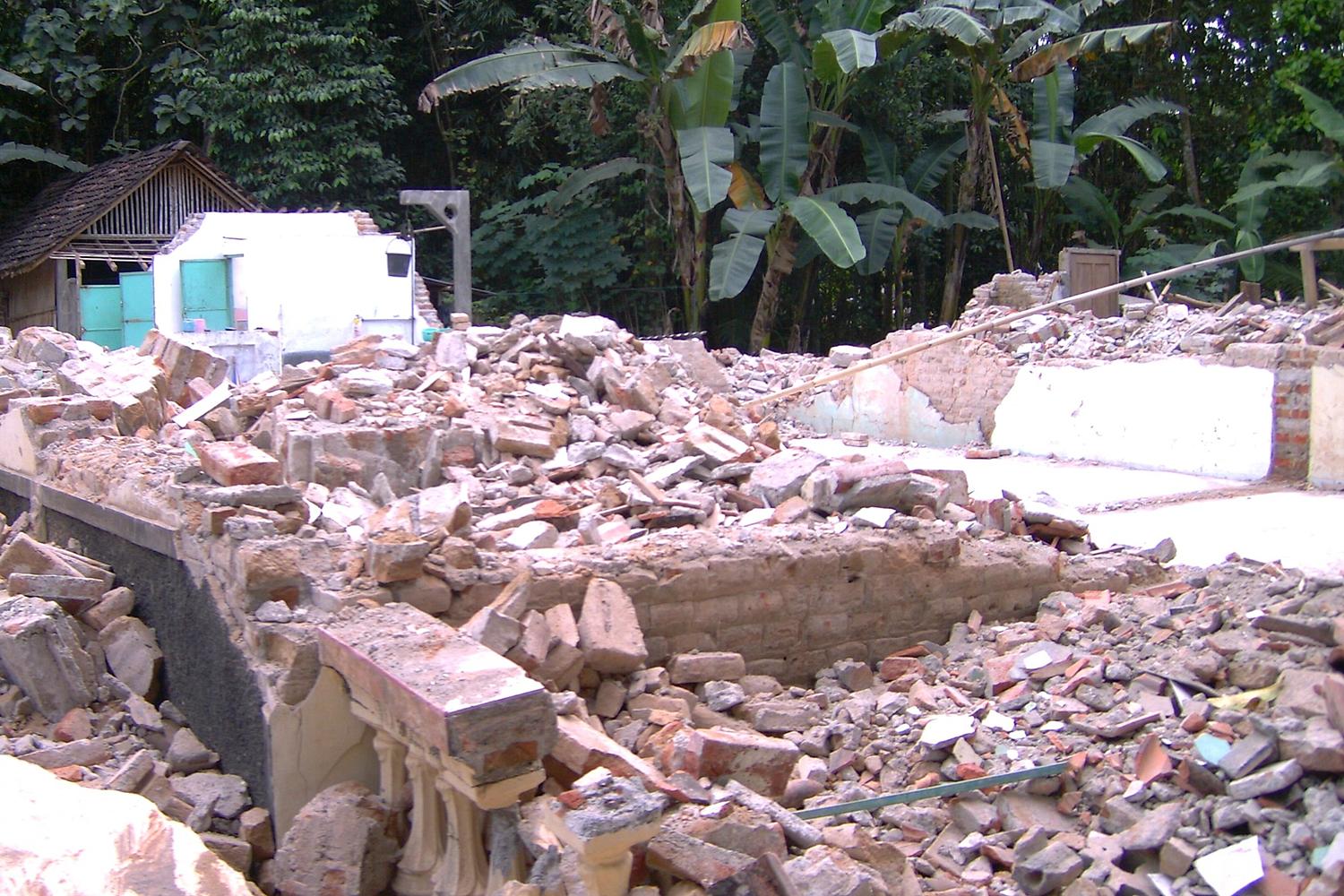 Zerstörte Bauten in Indonesien (Foto: Klippert)