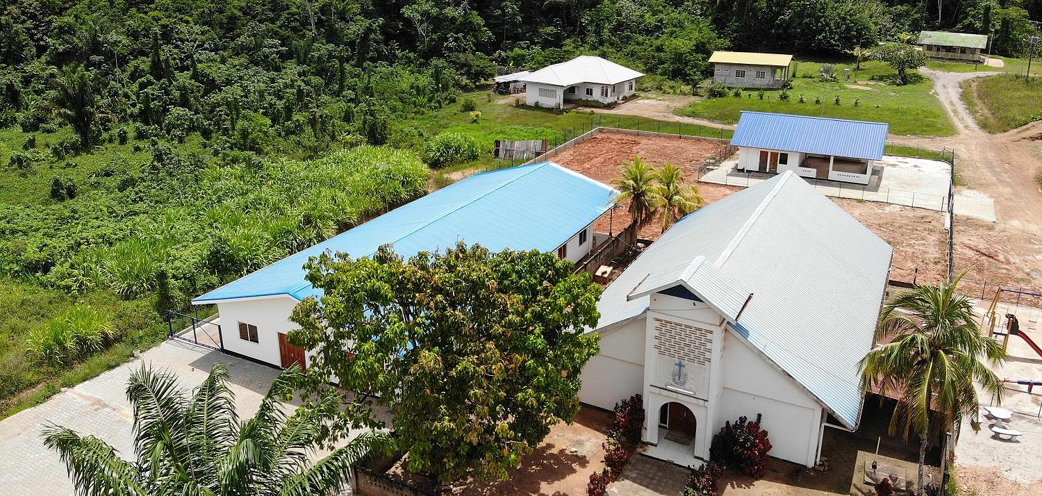 Eine Kindertagesstätte und ein Gemeindehaus unterhält die Kirche in Suriname 